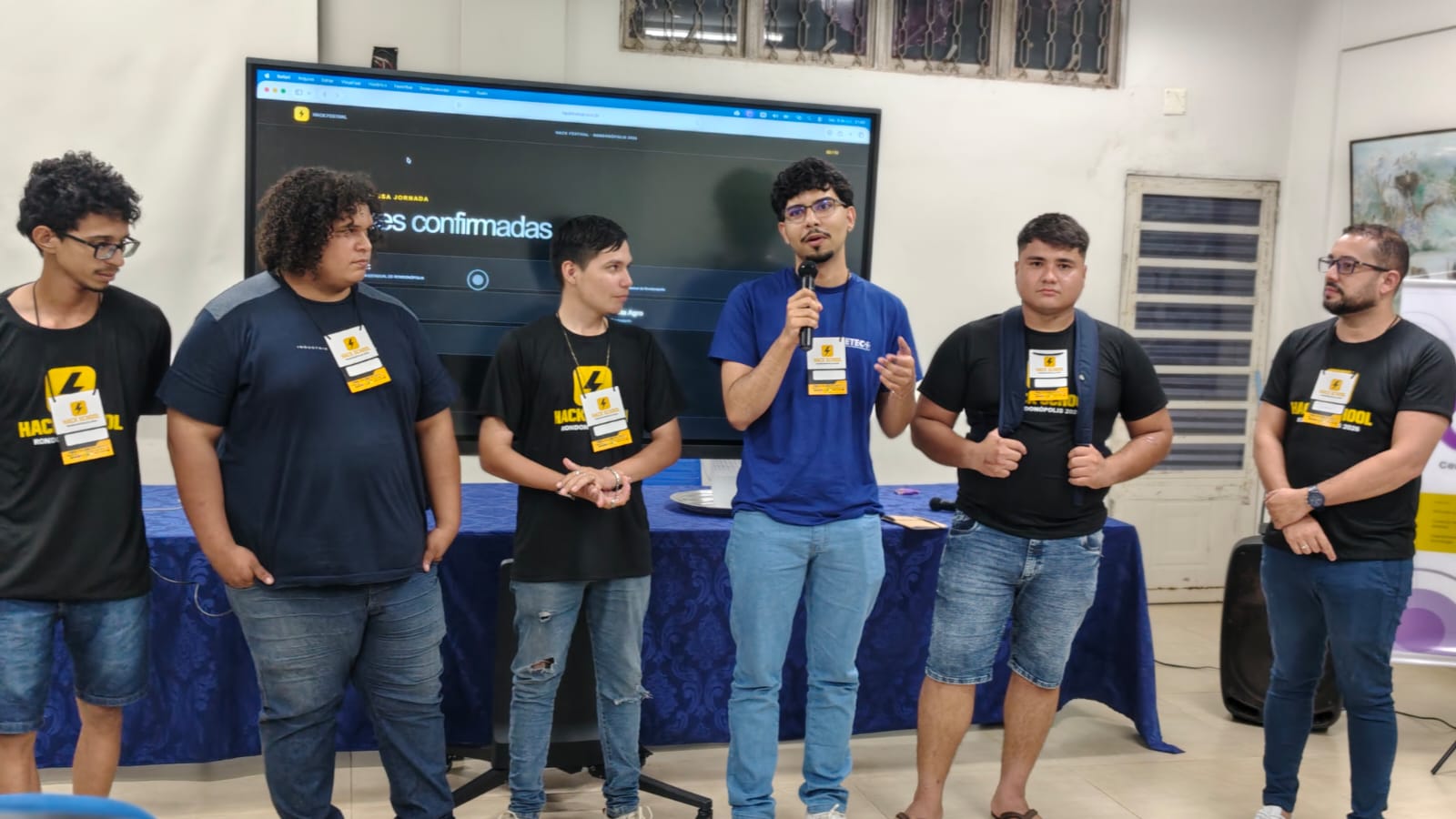 Equipe apresentando suas ideias na abertura